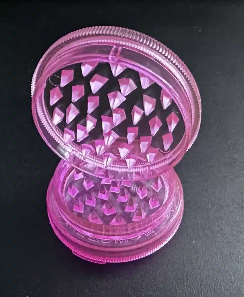 3.5 inch round plastic pink see though grinder with sharp teeth